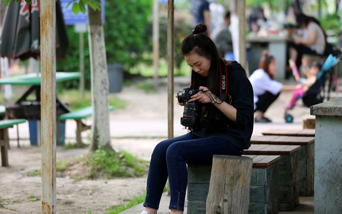 娴静犹如花照水,低头但见少女羞。 娴静犹如花照水,低头但见少女羞。