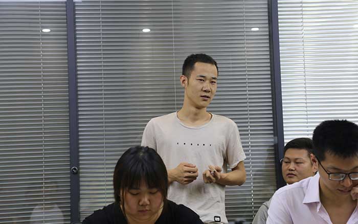 悍马新进员工首先作自我介绍 悍马新进员工首先作自我介绍