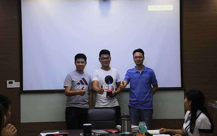 悍马公司对月度表现突出的员工实行现金奖励 悍马公司对月度表现突出的员工实行现金奖励