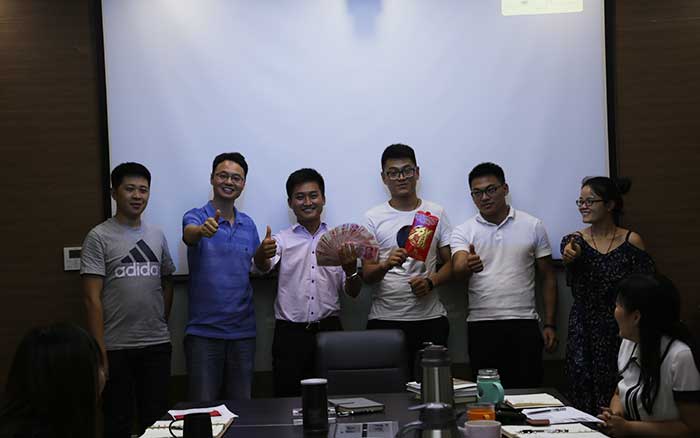 悍马领导层和六月冠军组员工合影 悍马领导层和六月冠军组员工合影