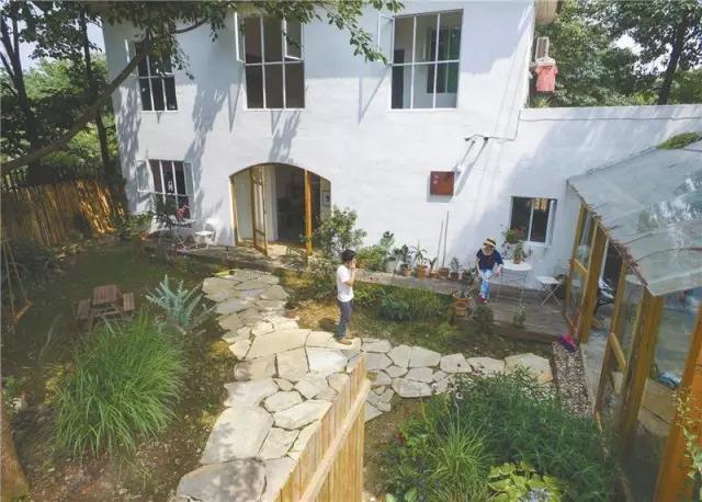 夫妻俩租了个农家小院，为儿子建了一座百草园