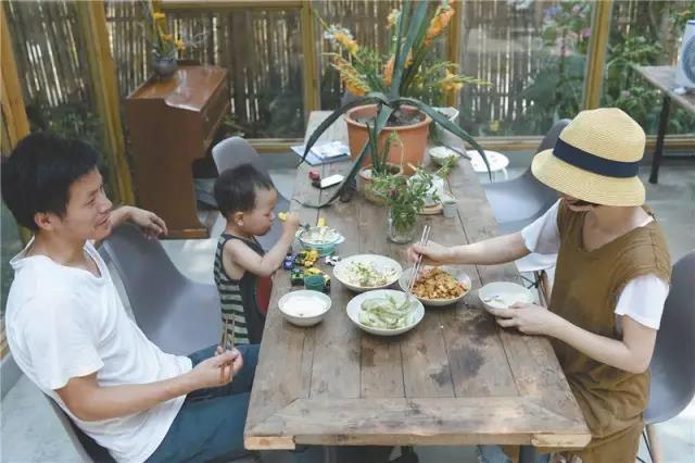 夫妻俩租了个农家小院，为儿子建了一座百草园