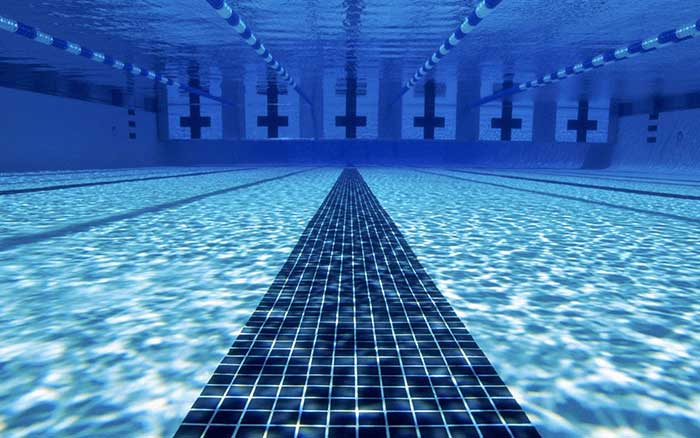 除了湿身的诱惑，我更关注游泳馆结构的安全性