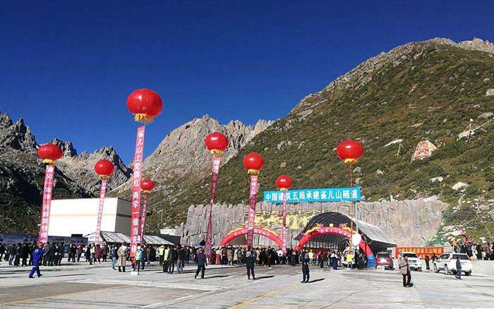 雀儿山隧道通车 隧道碳纤维加固