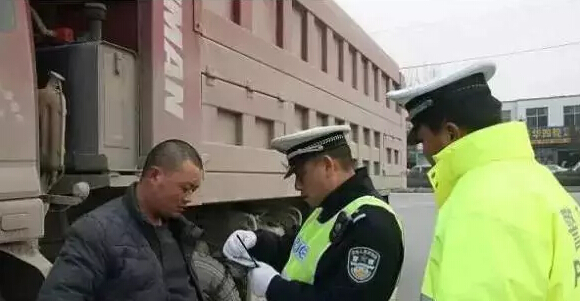 路政说：你们拉碴的车没有牌照吧，要罚哟&hellip;&hellip;