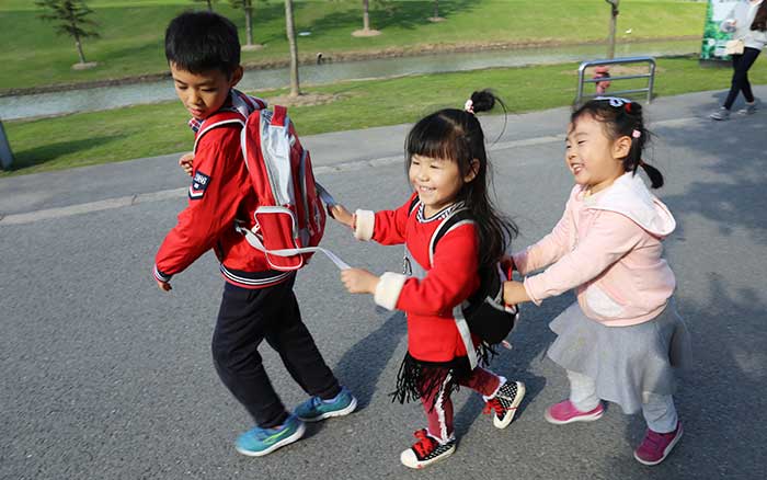 开心的一天从&ldquo;小开心&rdquo;们的笑容开始