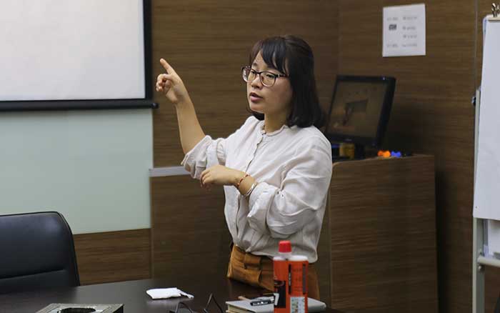 悍马外贸工程师为客户讲解植筋加固系统