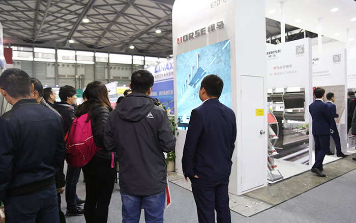 悍马技术人员讲解3D视频。