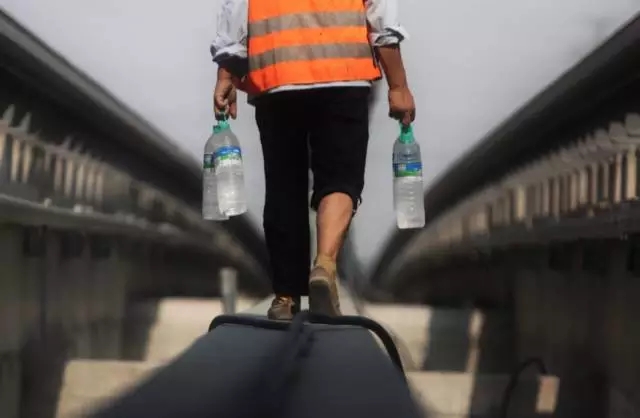 直击磁悬浮S1线施工现场的艰辛 直击磁悬浮S1线施工现场的艰辛