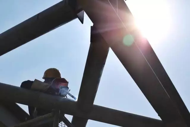 高温下,小园站站台施工现场,中铁六局的员工抓紧时间焊接站台钢构,确保工程按时保质交工。 高温下,小园站站台施工现场,中铁六局的员工抓紧时间焊接站台钢构,确保工程按时保质交工。