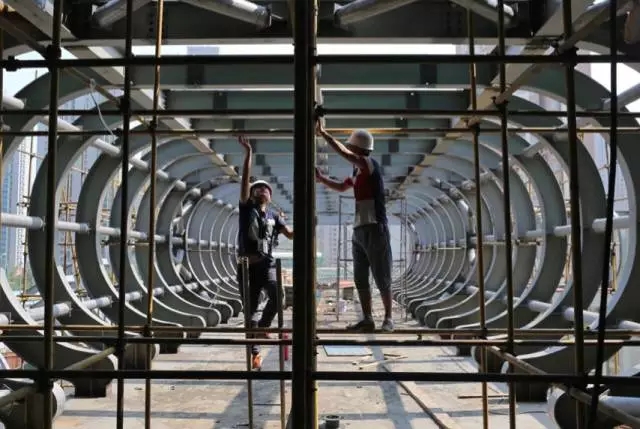 小园站站内,中铁六局工作人员对钢构做着细致检查。 小园站站内,中铁六局工作人员对钢构做着细致检查。