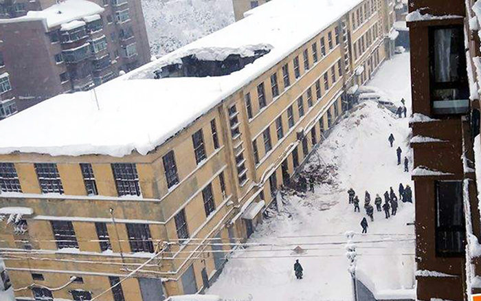 房屋屋顶大雪中坍塌