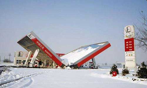 加油站被大雪压倒