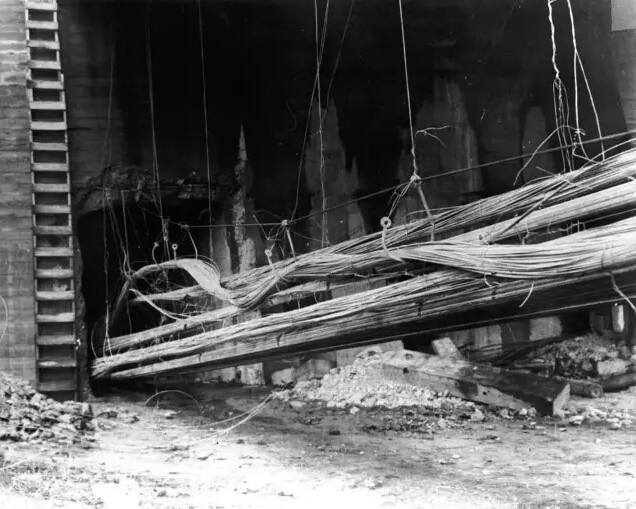 倾斜达45度,大桥轰然坠入海峡 倾斜达45度,大桥轰然坠入海峡