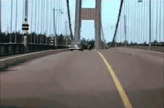 大桥开始像麻花一样来回扭动 大桥开始像麻花一样来回扭动