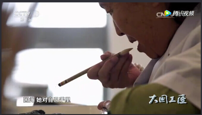 周锦唐罗,何人能够复织?宋元名瓷,今窑如何烧就?摩崖巨作,能否拓像传世?今天让我们认识一下这几位凭借“圣手”续写历史经典的大国工匠。 周锦唐罗,何人能够复织?宋元名瓷,今窑如何烧就?摩崖巨作,能否拓像传世?今天让我们认识一下这几位凭借“圣手”续写历史经典的大国工匠。