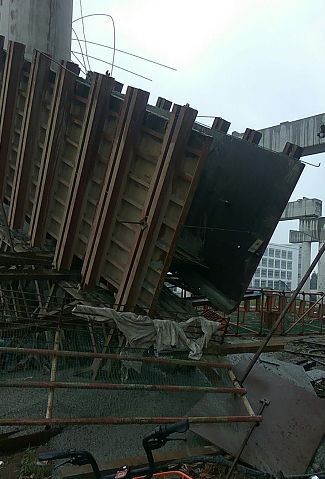 2、黄圃一高架工程平台发生滑落,3工人不幸跌落 2、黄圃一高架工程平台发生滑落,3工人不幸跌落