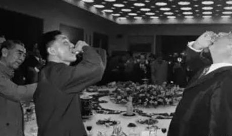 王洪文和法国总统蓬皮杜玩&ldquo;一口闷&rdquo;