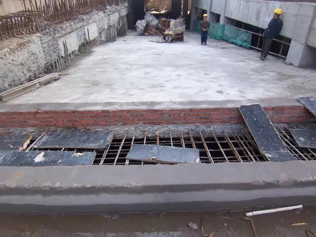 后浇带挡水台及预制盖板设置图