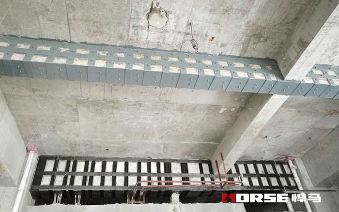 外粘钢板加固受弯构件斜截面破坏有哪几类？其特点是什么？