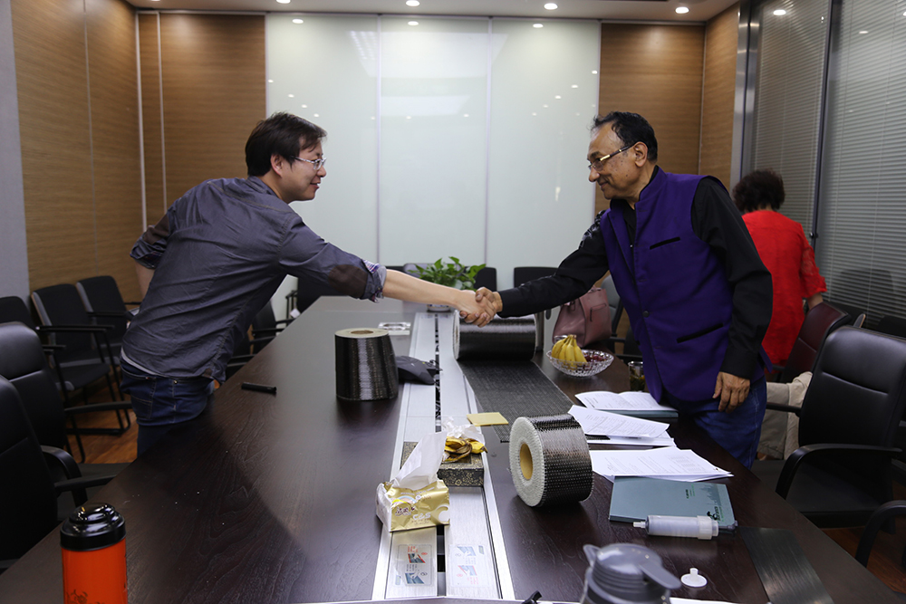 上海悍马总经理与海外客户合影