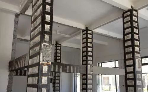 在粘钢加固施工中，结构胶的使用方法