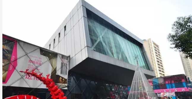 上海现“俯卧撑”大楼 似15层楼倒塌引围观