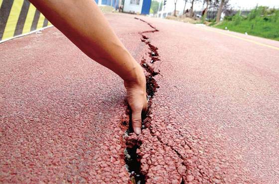 如何使用裂缝修补胶？