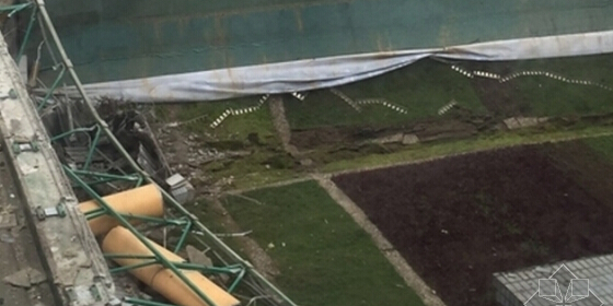 豆腐渣？过重？香港城市大学九百平米体育馆屋顶坍塌！