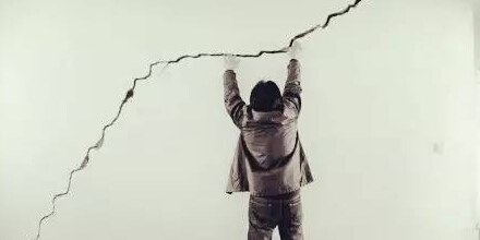 如何防止墩柱顶部出现水平裂缝？