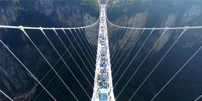 薄如蝉翼，震撼十足！张家界玻璃桥让钢筋混凝土桥梁怎么活？