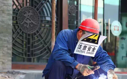 常在工地走，哪有不变成表情包的