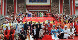 70对情侣办婚礼 56个民族的狗粮要不起！