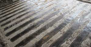 <font color="red">楼板上粘碳纤维布加固</font>