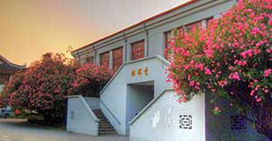 相辉堂静守一隅不说话，却已经十分美好