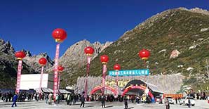 雀儿山隧道通车 隧道碳纤维加固