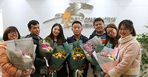 女神节送温暖，上海悍马为女员工送鲜花