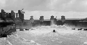 挖通巴拿马运河的脊梁 挖通巴拿马运河的脊梁