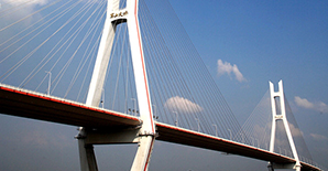 历时11月,国内至大的预应力碳纤维窄板项目---武汉军山长江大桥加固完工 历时11月,国内至大的预应力碳纤维窄板项目---武汉军山长江大桥加固完工