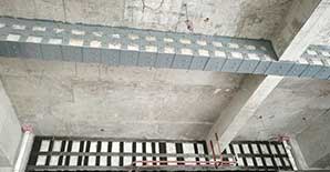 外粘钢板加固受弯构件斜截面破坏有哪几类？其特点是什么？