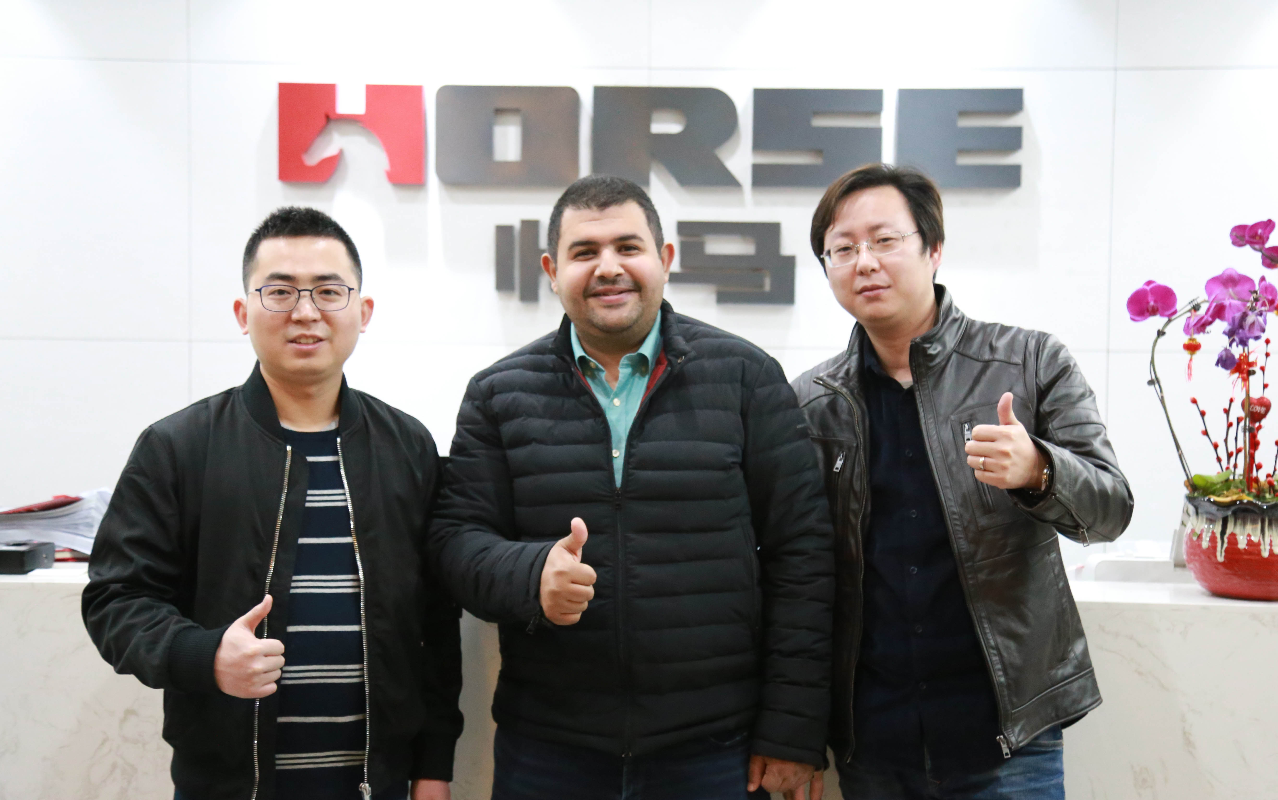 巴林客户到访悍马，洽谈不亦乐乎！