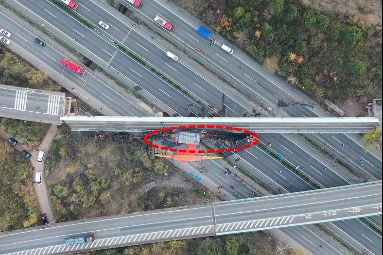 湖北一高速桥侧翻已致4死8伤!究其原因令人深思…… 湖北一高速桥侧翻已致4死8伤!究其原因令人深思……